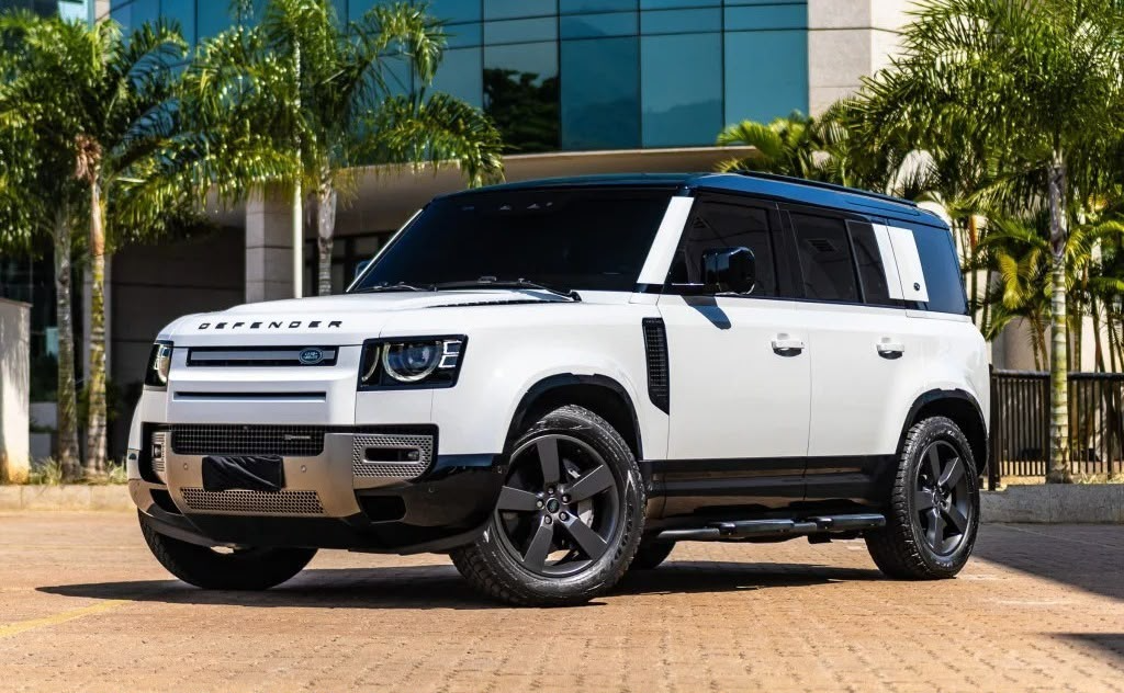 Land Rover Defender 110 HSE X-Dynamic branca 2023 vista lateral