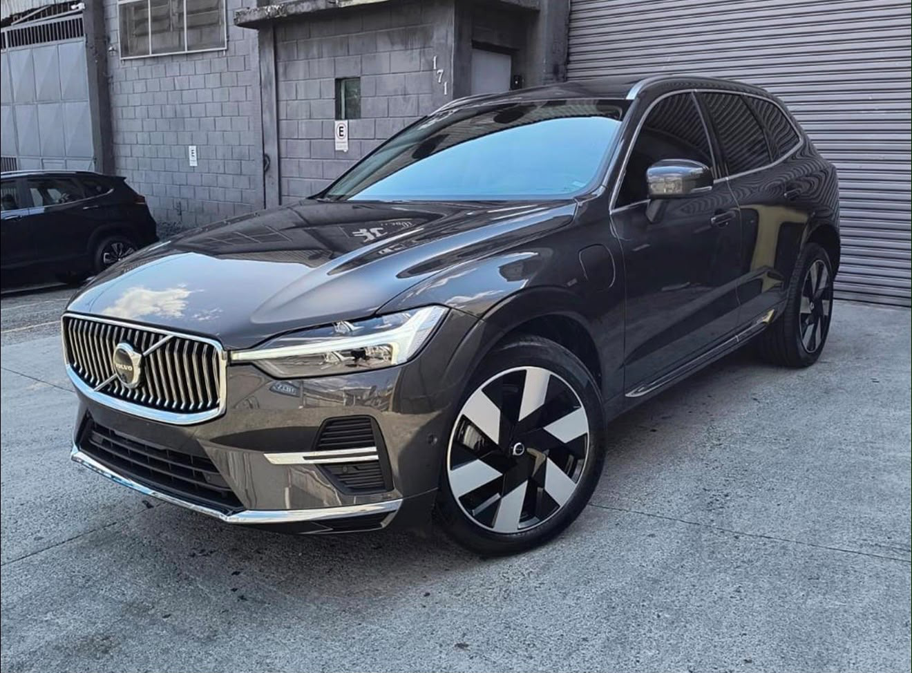 Volvo XC60 2.0 T-8 Ultimate 2024 preta vista frontal