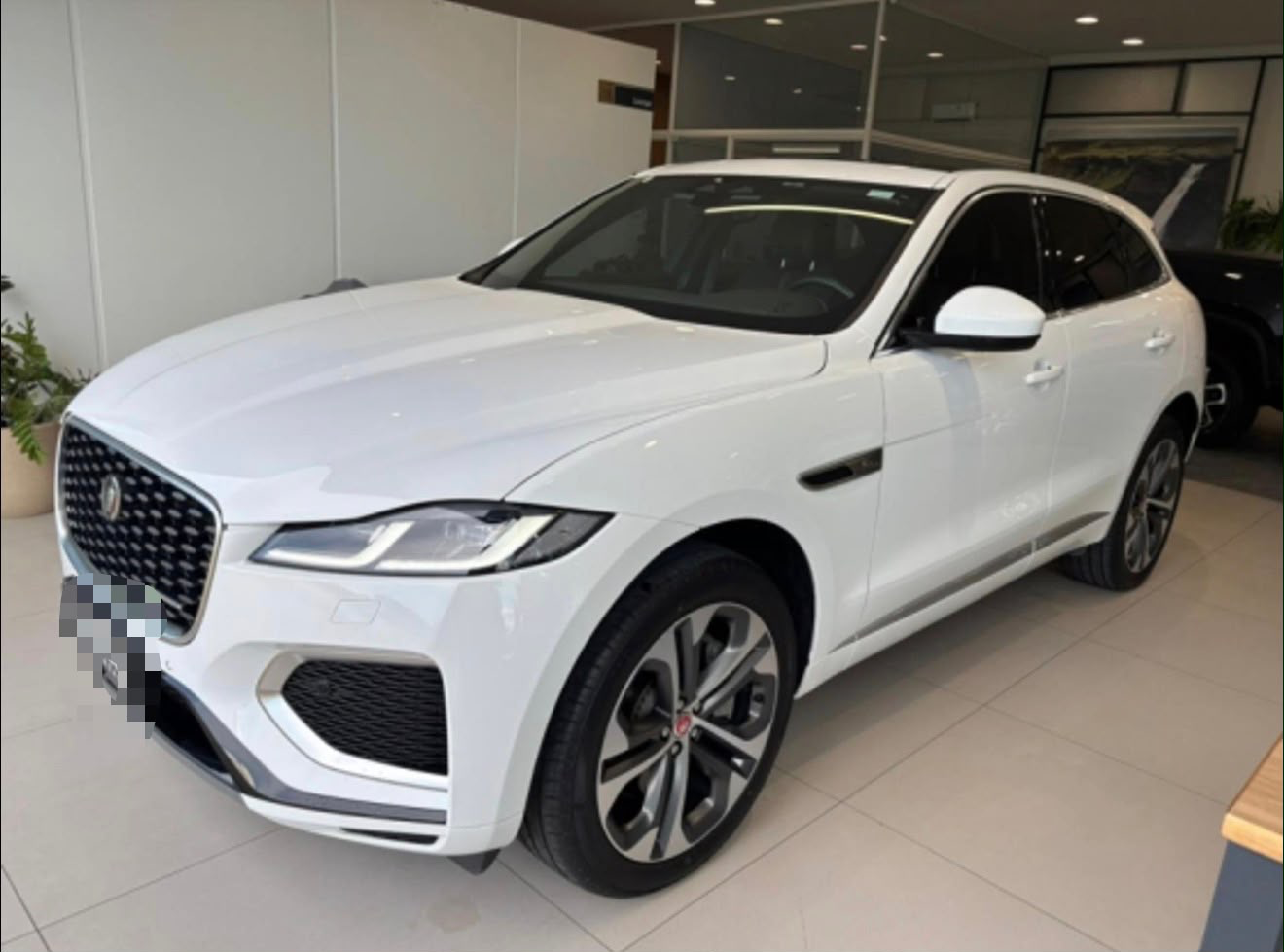 Jaguar F-PACE 2.0 P400e PHEV 2023 branco em showroom